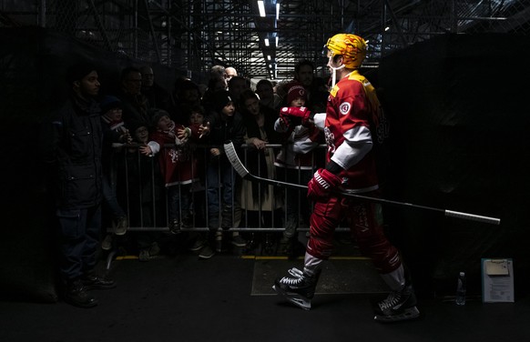 Le top scorer lausannois Dustin Jeffrey, marche dans le couloir pour aller au vestiaire, lors de la rencontre du championnat suisse de hockey sur glace de National League entre le Lausanne Hockey Club ...