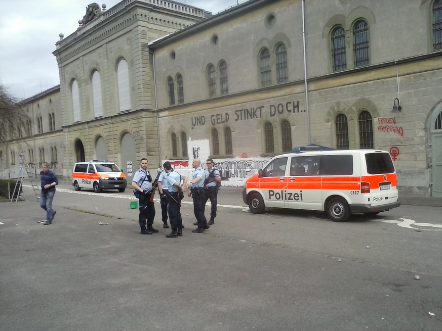 Zürcher Stadtpolizei verhaftet Sprayer bei der Kaserne.