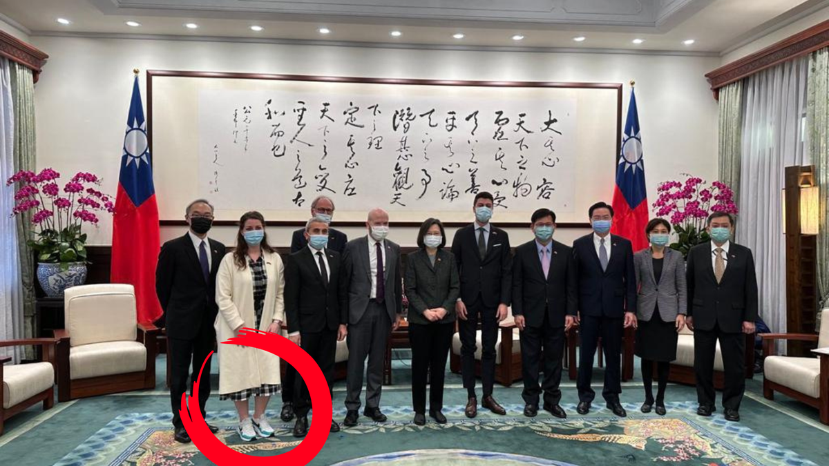L'élue Verte vaudoise Léonore Porchet, en Chine et en Nike.