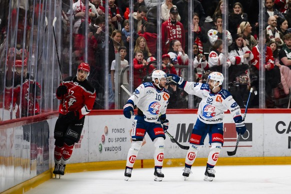 Sven Andrighetto (ZSC), centre, fete le premier but avec son coequipier Denis Malgin (ZSC), droite, lors du 2eme match de la finale de play-off du championnat suisse de hockey sur glace de National Le ...