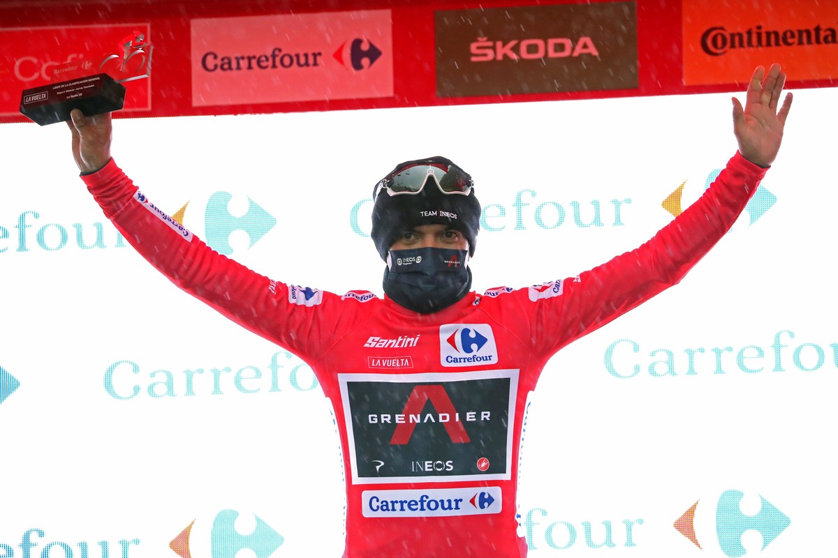 epa08773330 Ecuadorian rider Richard Carapaz of Ineos team celebrates on the podium taking the overall leader's red jersey after the sixth stage of the Vuelta a Espana 2020 cycling race, over 146 ...