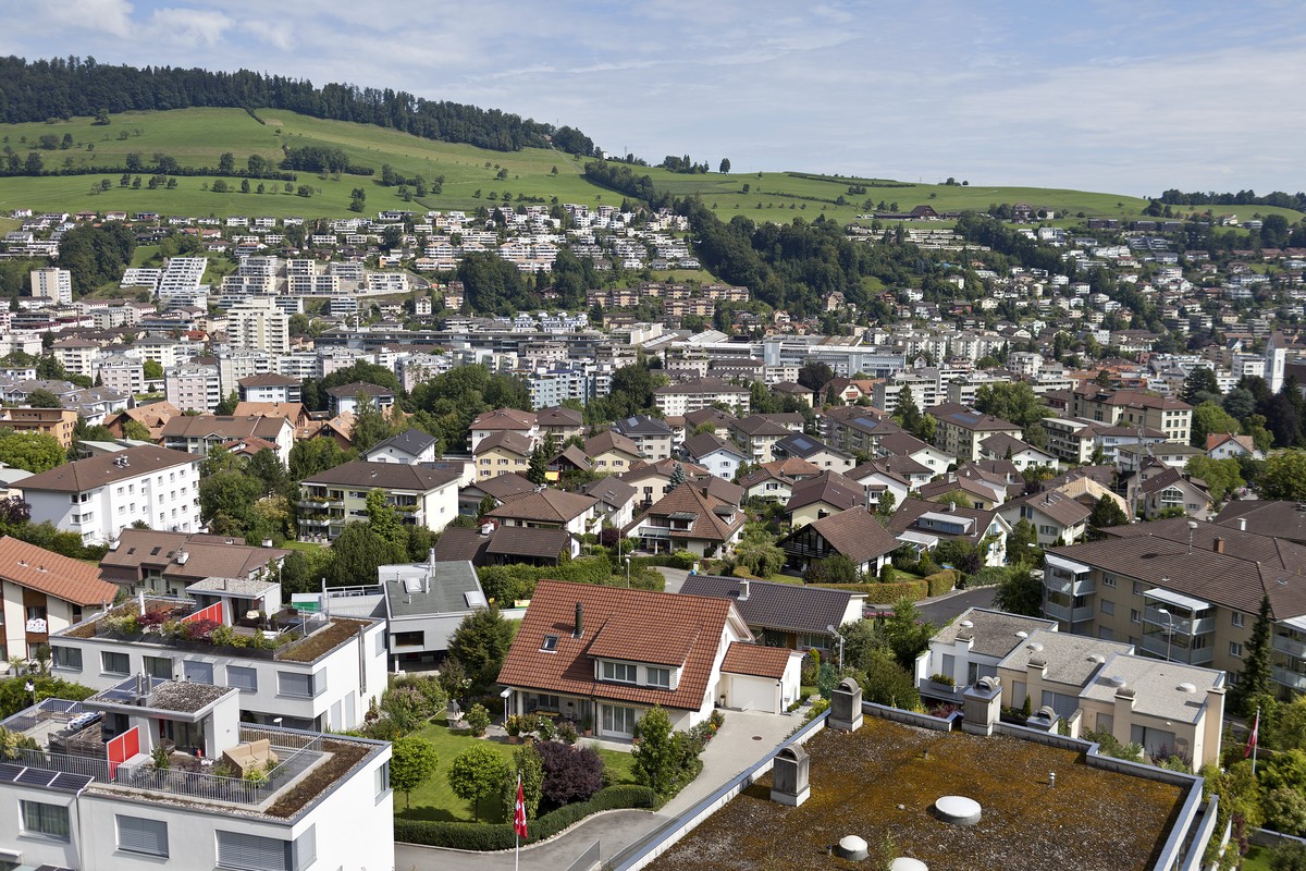 ARCHIV -- ZUR ABSTMMUNG DER ZERSIEDELUNGSINITIATIVE AM 10. FEBRUAR 2019, STELLEN WIR IHNEN FOLGENDES BILDMATERIAL ZUR VERFUEGUNG - View from the Mount Pilatus aerial cableway crossing over a residenti ...