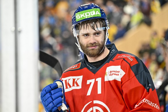 Der Davoser Claude-C. Paschoud strahlt nach seinem Treffer zum 2:2 Ausgleich, im Eishockey-Qualifikationsspiel der National League zwischen dem HC Davos und den SCL Tigers, am Samstag, 4. Februar 2023 ...