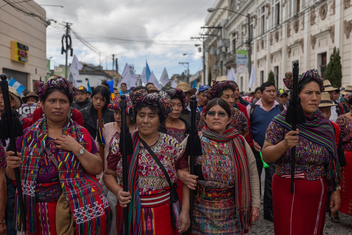 epa11015994 A group of Ixil Mayan women participates in a march in support of the elected president of Guatemala, Bernardo Arevalo de Leon, in Guatemala City, Guatemala, 7 December 2023. Arevalo de Le ...