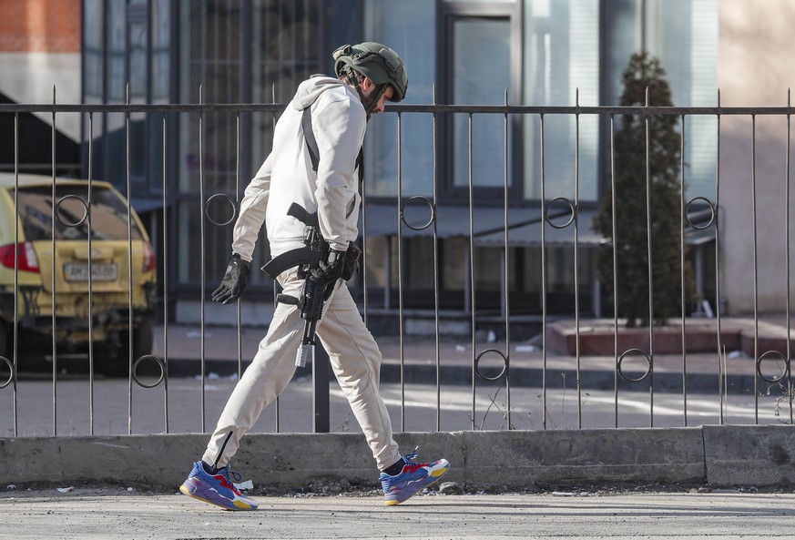 epaselect epa09785982 A member of the Territorial Defence Forces of Ukraine walks on the street in Kiev, Ukraine, 26 February 2022. Russian President Vladimir Putin announced a &#039;special military  ...