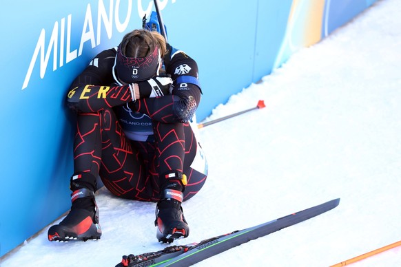 Olympische Winterspiele 2026 in Mailand/Cortina - Italien Entt�uscht kauert Franziska Preu� SC Haag nach dem Zieleinlauf und Platz sieben hinter der Bande nach dem Biathlon Verfolger Frauen -Olympisch ...