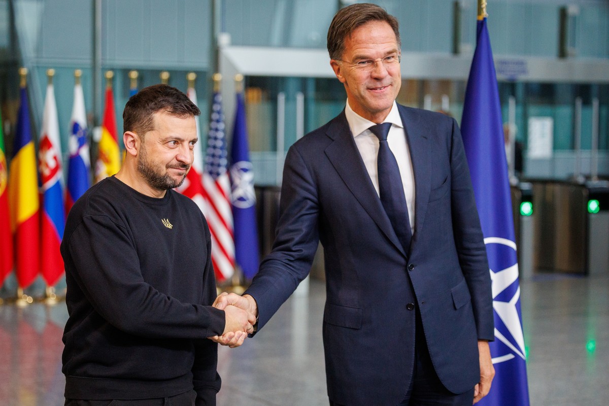 epa11664720 Ukraine's President Volodymyr Zelensky (L) is welcomed by NATO Secretary General Mark Rutte during the North Atlantic Treaty Organisation (NATO) Defense Ministers Council at the NATO  ...