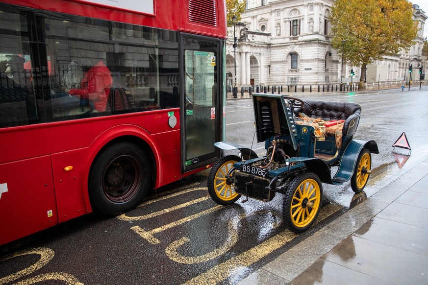 RAC London to Brighton Veteran Car Run - 02 Nov 2025 A broken down veteran car sits by the side of the road next to a red London bus. The annual RAC London to Brighton Veteran Car Run, founded in 1896 ...