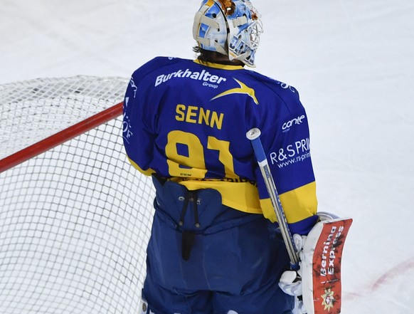 Die Bieler um 1-2 Torschuetze Marc-Antoine Pouliot, links, bejubeln desen Tor gegen Goalie Gilles Senn von Davos, beim Eishockey-Qualifikationsspiel der National League A zwischen dem HC Davos und EHC ...