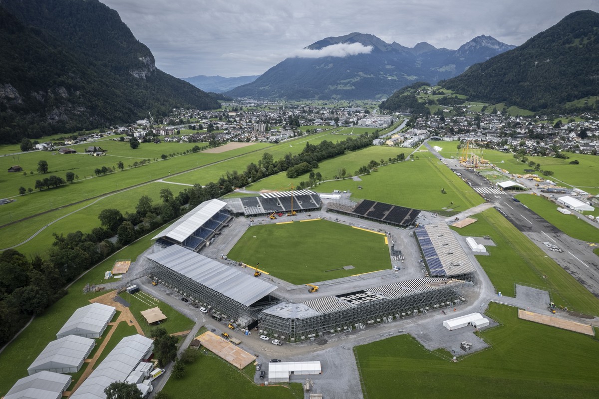 Baustelle der Glarnernland Arena des Eidgenoessischen Schwing- und Aelplerfestes 2025, aufgenommen am Montag, 4. August 2025, in Mollis. (KEYSTONE/Gian Ehrenzeller)