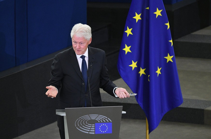 epa06059377 Former US president Bill Clinton speaks at the European Parliament as world leaders gather for the European Ceremony of Honour for late former German chancellor Helmut Kohl in Strasbourg,  ...