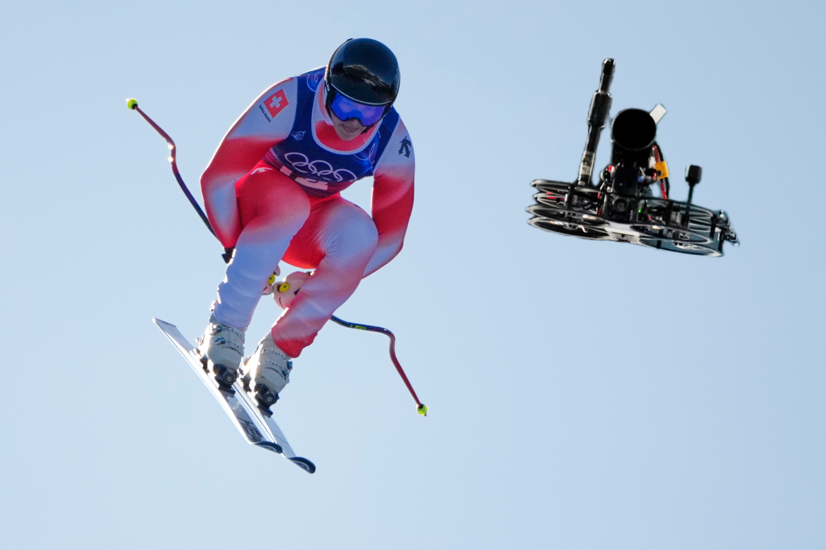 Des drones permettent aux téléspectateurs de suivre Franjo Von Allmen et les athlètes comme s'ils étaient sur leurs skis.