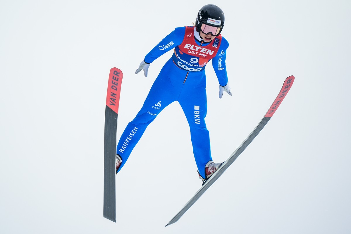 epa11942438 Sina Arnet from Switzerland in action during the Mixed Team Large Hill Ski Jumping competition at the FIS Nordic World Ski Championships in Trondheim, Norway, 05 March 2025. EPA/Terje Pede ...