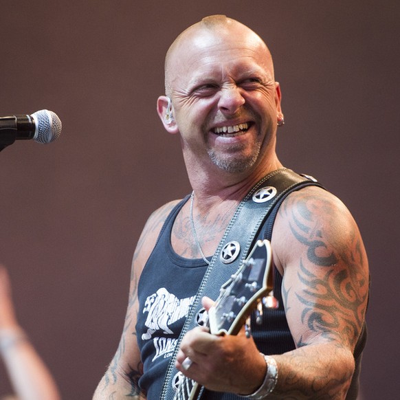Der Berner Mundartrocker Goelae am Samstag, 21. Juni 2014, am Musikfestival "Allmend Rockt" in der Swisspor Arena in Luzern. (KEYSTONE/Sigi Tischler)