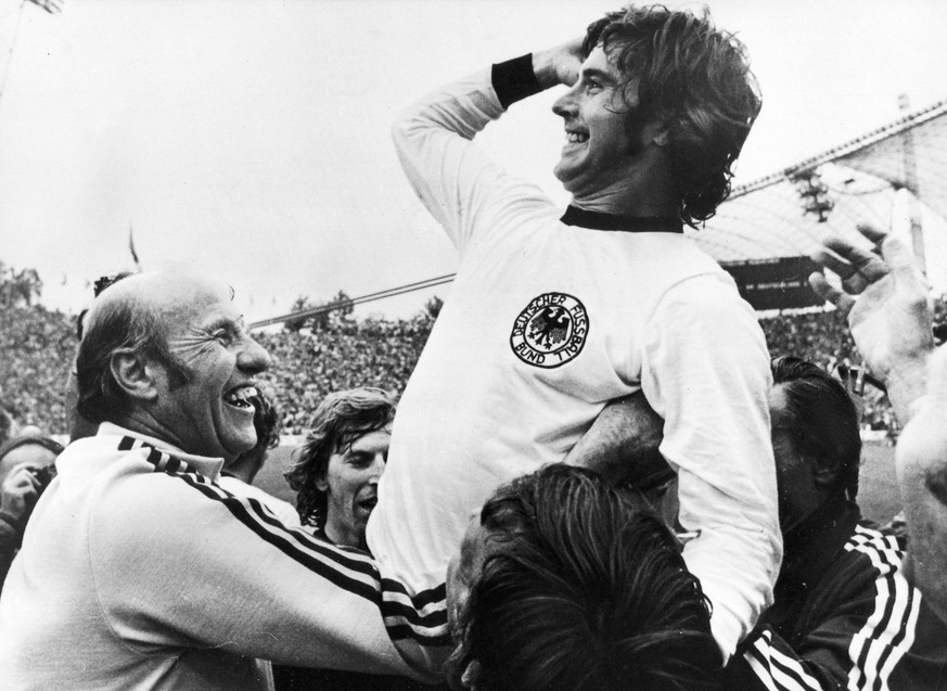 epa02240194 (FILE) A file picture dated 07 July 1974 shows Germany's 2-1 winning goal scorer Gerd Mueller (R) celebrating with German head coach Helmut Schoen (L) after winning the FIFA 1974 Worl ...