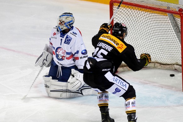 Luganoâs player Maxim Lapierre, right, celebrates the 1 - 0 goal, next to Zurich&#039;s goalkeeper Niklas Schlegel, left, during the preliminary round game of National League Swiss Championship 2017 ...