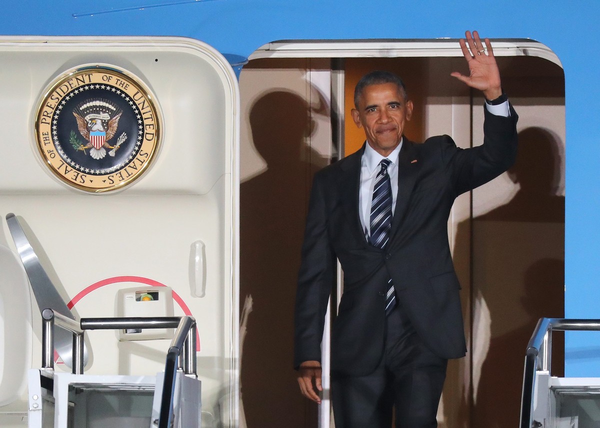 epa05634031 US President Barack Obama touches down in Air Force One at Tegel airport in Berlin, Germany, 16 November 2016. Obama is to begin a three-day visit to Germany. EPA/Kay Nietfeld