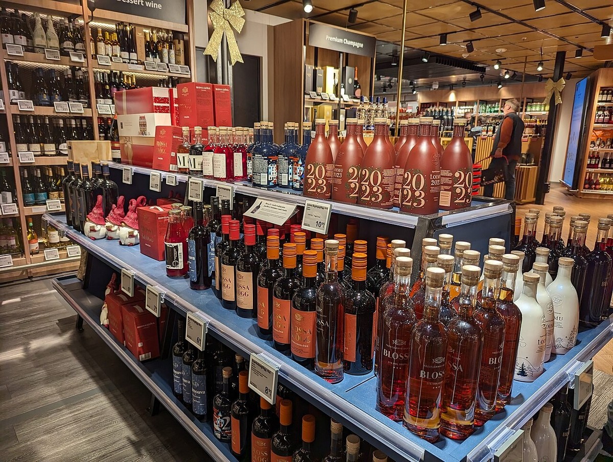 Glögg in einem Duty-Free-Shop.
https://commons.wikimedia.org/w/index.php?curid=141433360