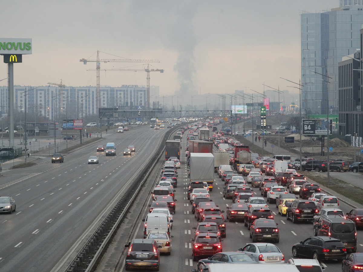 epa09780280 A traffic jam in Kiev (Kyiv), Ukraine, 24 February 2022. Russian troops entered Ukraine while the country's President Volodymyr Zelensky addressed the nation to announce the impositio ...