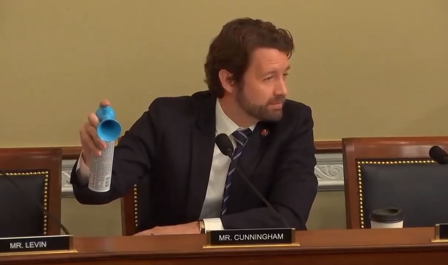 Joe Cunningham, demokratischer Abgeordneter aus South Carolina, greift zur Gashupe.