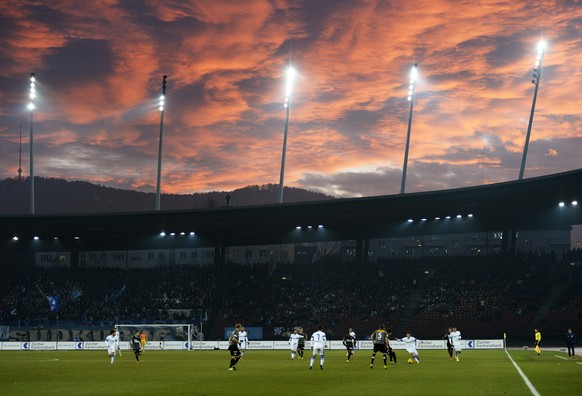 Spieler kaempfen um den Ball waehrend die Sonne hinter dem Letzigrund untergeht, im Fussballspiel der Super League zwischen dem FC Zuerich und dem Grasshopper Club Zuerich, am Sonntag, 15. Dezember 20 ...