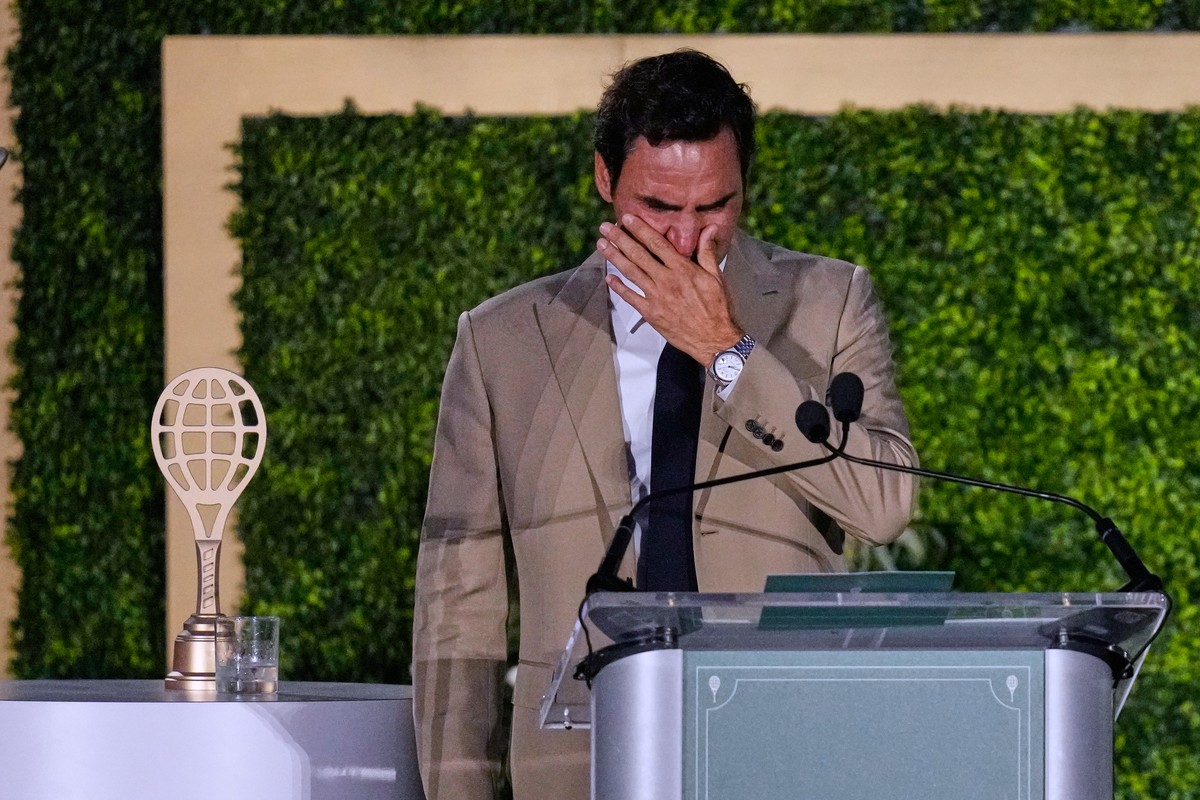 Roger Federer tries to hold back his tears during his induction ceremony at the International Tennis Hall of Fame, Saturday, Aug. 29, 2026, in Newport, R.I. (AP Photo/Charles Krupa)
Roger Federer