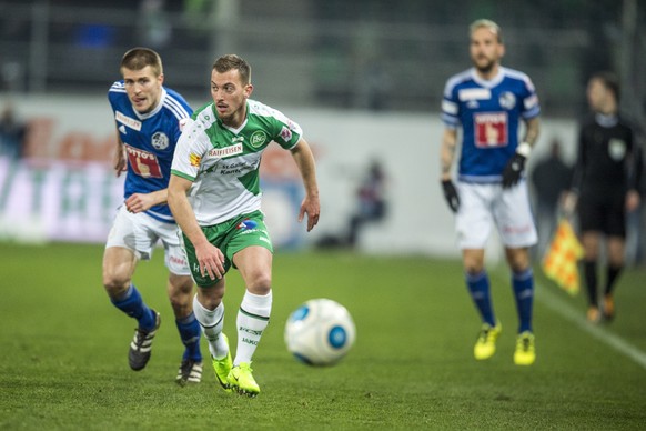 Der St. Galler Marco Aratore, rechts, im Spiel gegen den Luzerner Claudio Lustenberger, im Fussball Meisterschaftsspiel der Super League zwischen dem FC St.Gallen und dem FC Luzern, im Stadion Kybunpa ...