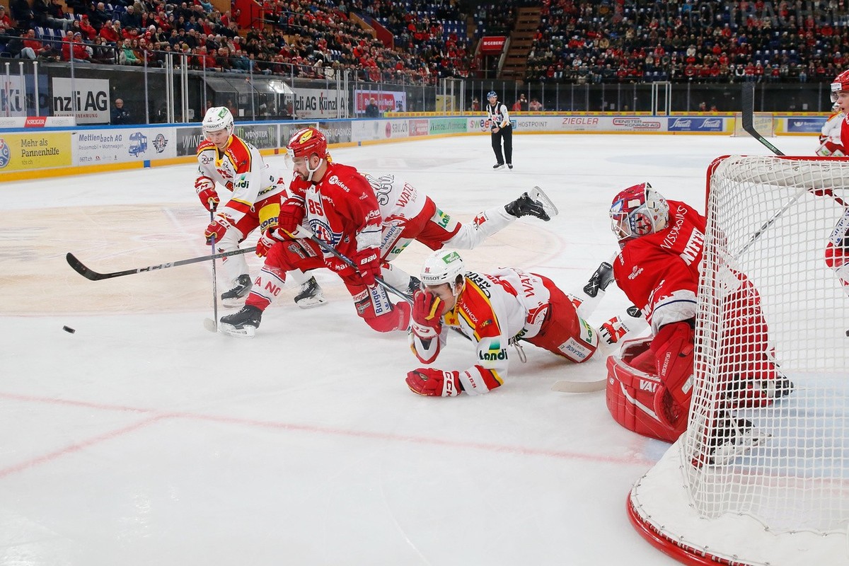 Der Rapperswiler Sandro Forrer , links , gegen Biels Damien Brunner im Eishockeyspiel der National League zwischen den Rapperswil-Jona Lakers und dem EHC Biel , am Samstag, 24.Februar 2024 , in der St ...