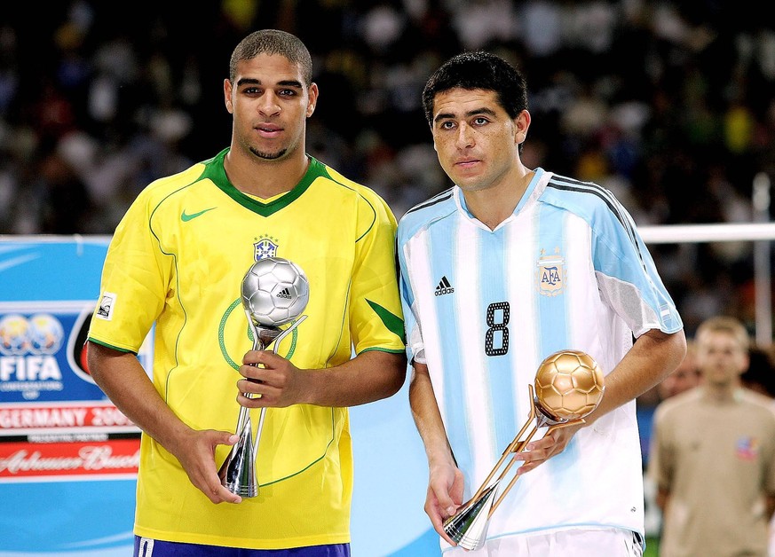Bildnummer: 01602783 Datum: 29.06.2005 Copyright: imago/Ulmer
Adriano (li., Brasilien) wird vor Juan Roman Riquelme (Argentinien) zum besten Spieler des Turniers gew�hlt, anscheinend haben beide die  ...