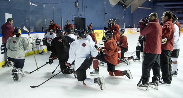 Patrick Fischer, head coach of Switzerland national ice hockey team, left, and his team during a training session during the Ice Hockey World Championship at the Accor Hotels Atena in Paris, France on ...