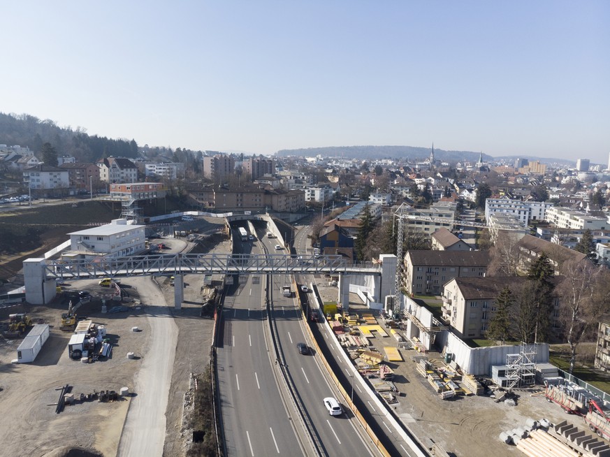 ZUM OFFIZIELLEN SPATENSTICH DER «Einhausung Schwamendingen» STELLEN WIR IHNEN FOLGENDES BILDMATERIAL ZUR VERFUEGUNG --- View of the highway section A1L between the interchange Aubrugg and the Schoenei ...