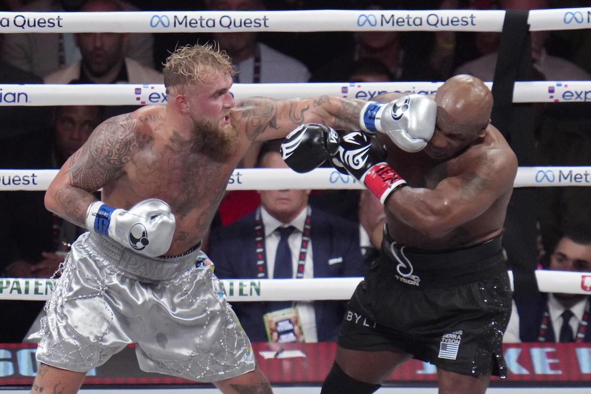 Jake Paul lands a left to Mike Tyson during their heavyweight boxing match, Friday, Nov. 15, 2024, in Arlington, Texas. (AP Photo/Julio Cortez)
Mike Tyson,Jake Paul