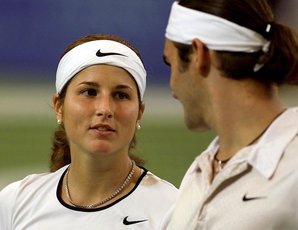 Switzerland&#039;s Miroslava Vavrinec (L) talks to boyfriend and compatriot Roger Federer (R) during their doubles match against the Australian pair of Alicia Molik and Lleyton Hewitt in the Hopman Cu ...