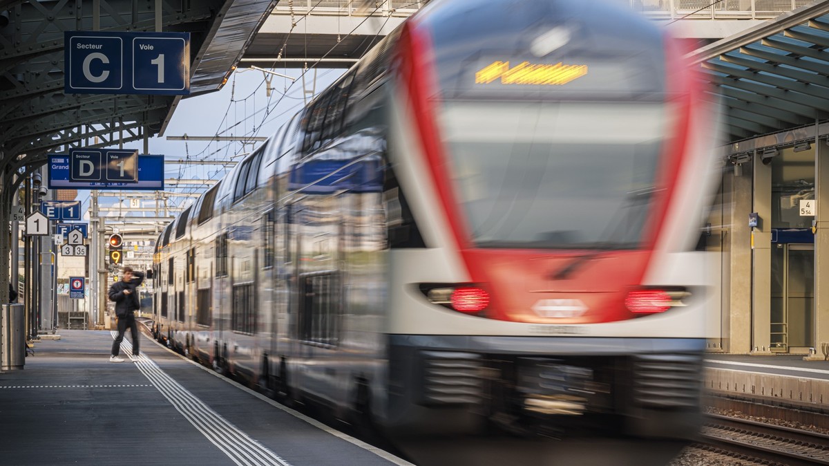 Un train repart en direction de Lausanne ce lundi 9 decembre 2024 a la gare CFF de Renens. Le nouvel horaire CFF 2025 entrera en vigueur le dimanche 15 decembre. (KEYSTONE/Valentin Flauraud)