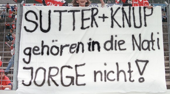 Obwohl «der Schnauz» die Stars Alain Sutter und Adrian Knup nicht für die EM nominiert, schaut im Eröffnungsspiel im Wembley ein respektables Unentschieden heraus. Kubilay Türkyilmaz verwandelt in der 83. Minute einen Penalty zum Ausgleich.