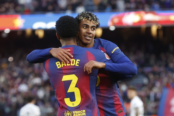 epa12713623 FC Barcelona's Lamine Yamal (R) celebrates with teammate Alejandro Balde after scoring against Mallorca during the Spanish La Liga soccer match between FC Barcelona and Mallorca at Sp ...