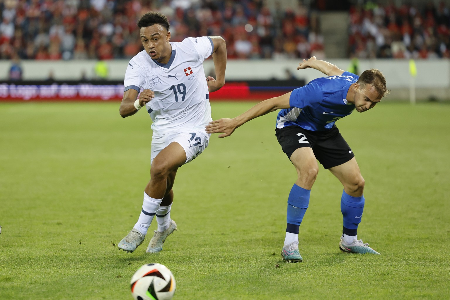 Switzerland&#039;s Dan Ndoye, left, and Estonia&#039;s Marten Kuusk in action during an international friendly soccer match between Switzerland and Estonia at the Swissporarena in Lucerne, Switzerland ...