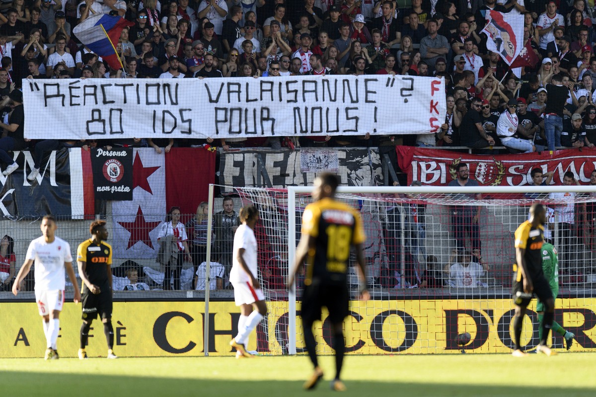 Les supporters sedunois brandissent une banderole "Reaction valaisanne ?" liee a l'affaire Christian Constantin - Rolf Fringer lors de la rencontre de football de Super League entre le  ...