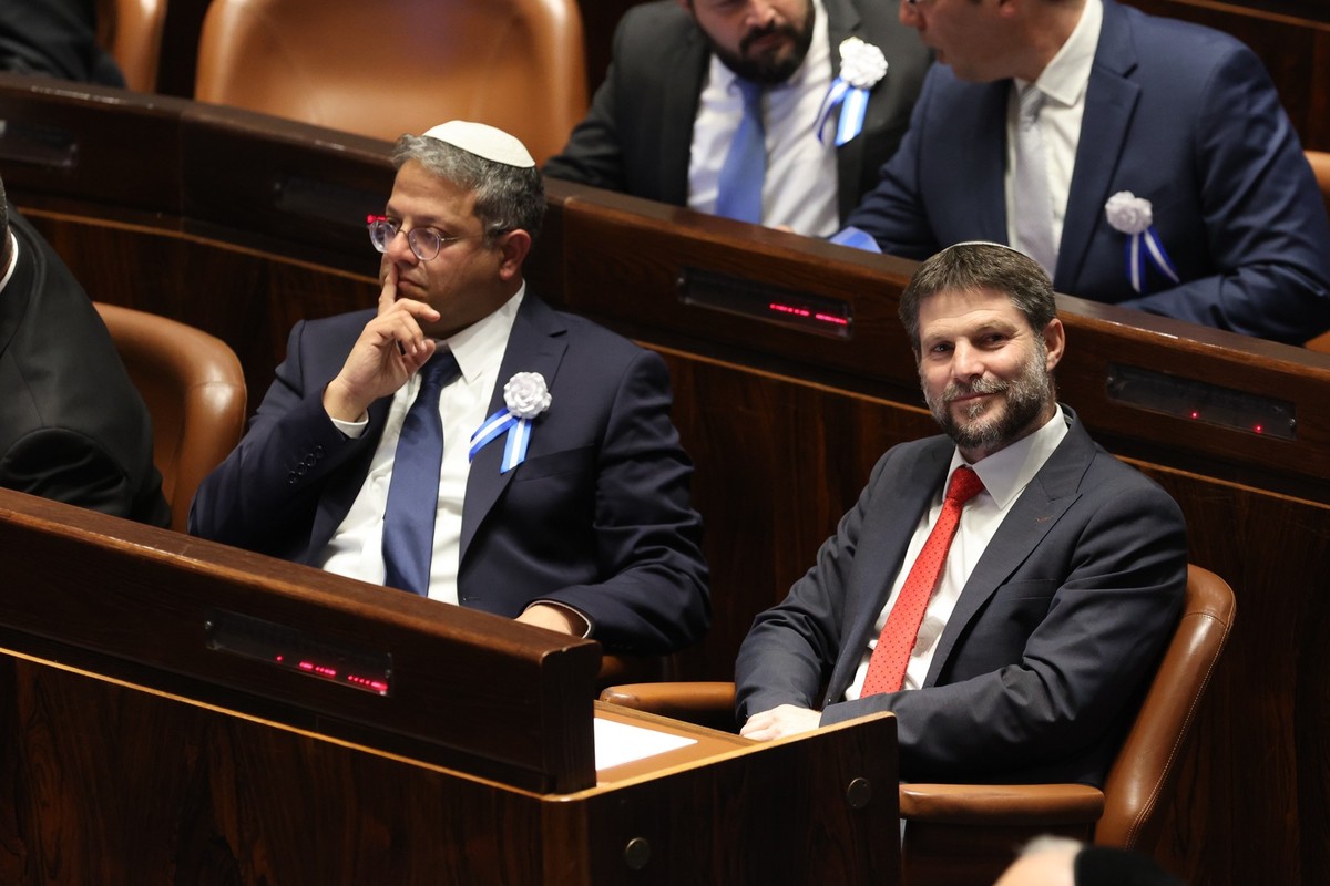 epa12168028 (FILE) - Israeli right wing Knesset member Itamar ben Gvir (L) and Bezalel Smotrich (R) during the swearing inceremony of the new Israeli Parliament, the 25th Knesset in Jerusalem, 15 Nove ...