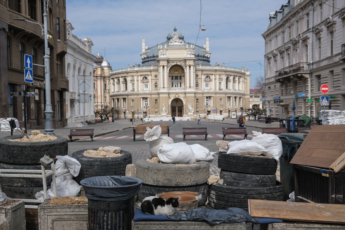 epa09840818 The Odessa National Academic Theatre of Opera and Ballet and one of the city's symbols behind a heavy barricade, in south Ukrainian city of Odesa, in Ukraine, 21 March 2022. Russian t ...
