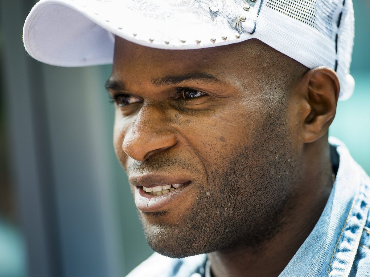 Innocent Emeghara, le joueur de l'equipe Suisse de football, parle aux journalistes lors de son arrivee a l'hotel pour la preparation du match de football entre la Suisse et Chypre ce mardi  ...
