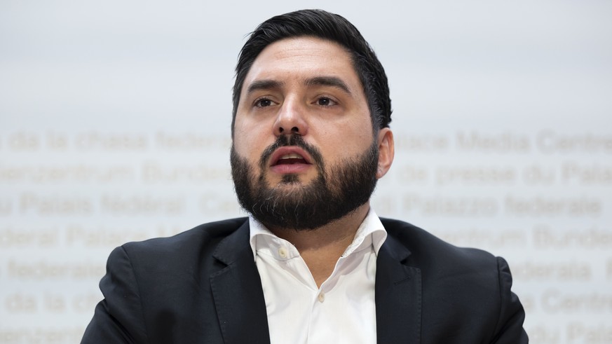 Cedric Wermuth, Co-Praesident SP, spricht waehrend einer Medienkonferenz der SP zur Kampagne fuer die eidgenoessischen Wahlen am Montag, 7. August 2023 in Bern. (KEYSTONE/Peter Klaunzer)