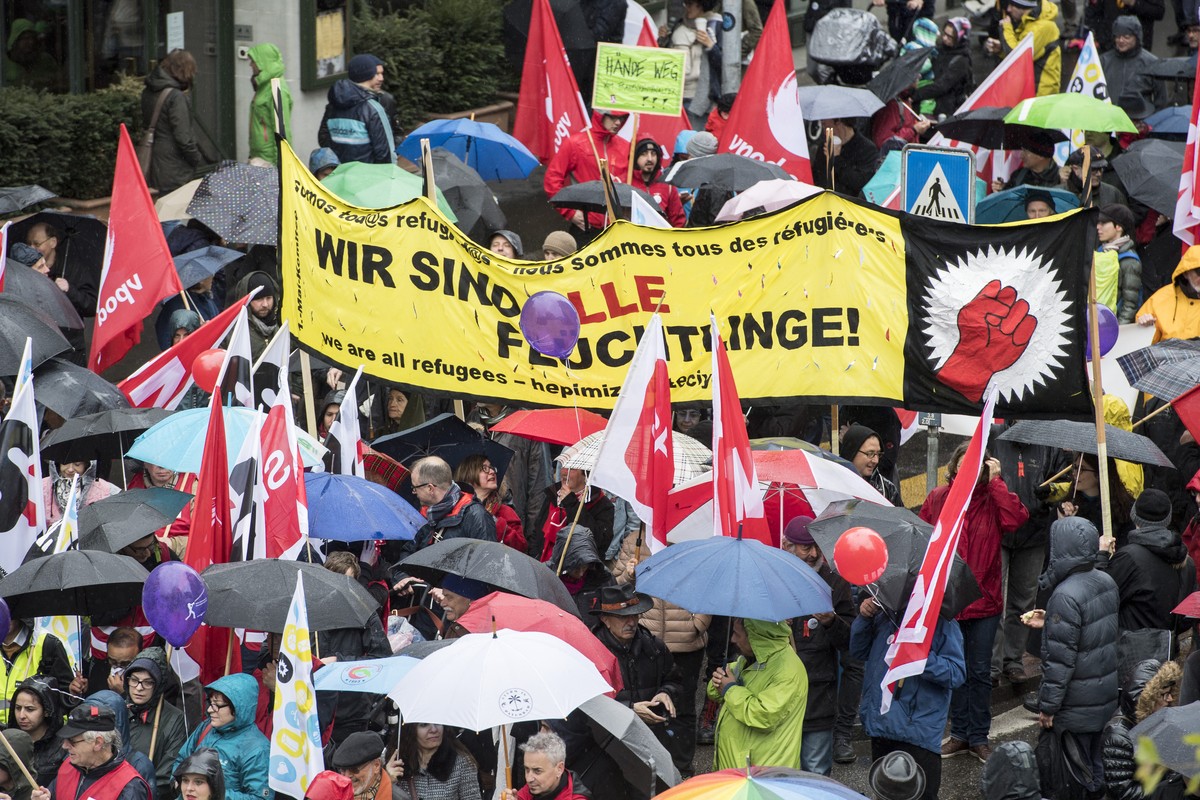 Kundgebungsteilnehmer tragen Transparente und Fahnen am traditionellen 1. Mai-Umzug am Tag der Arbeit, in Zuerich, am Sonntag, 1. Mai 2016. Der Tag der Arbeit steht dieses Jahr im Zeichen der AHV. Die ...