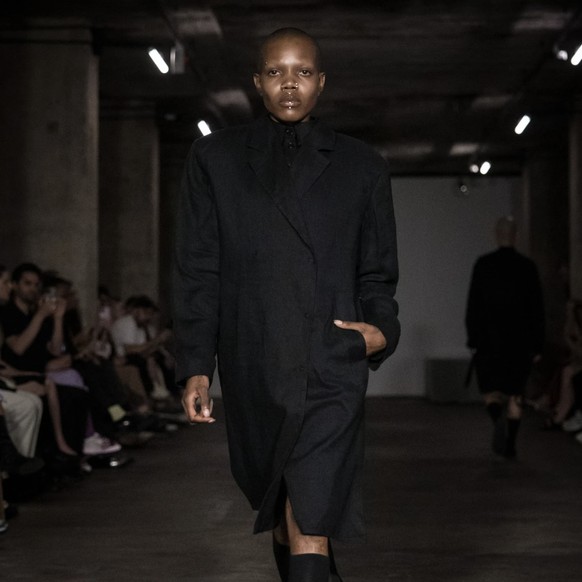 Berlin Fashion Week: Ein Look aus der Kollektion von Viktor Anisimov.