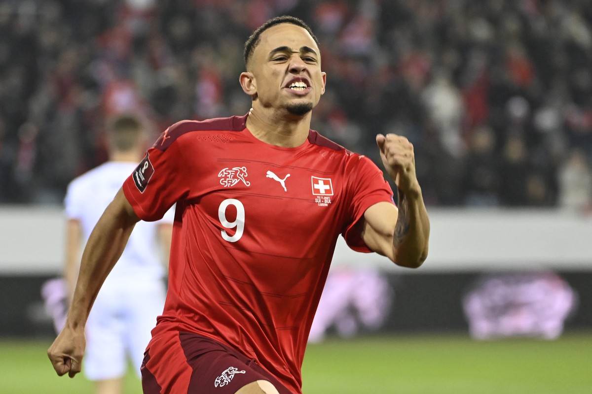epa09584097 Switzerland's Noah Okafor celebrates after scoring the 1-0 lead during the FIFA World Cup 2022 group C qualifying soccer match between Switzerland and Bulgaria in Lucerne, Switzerland ...