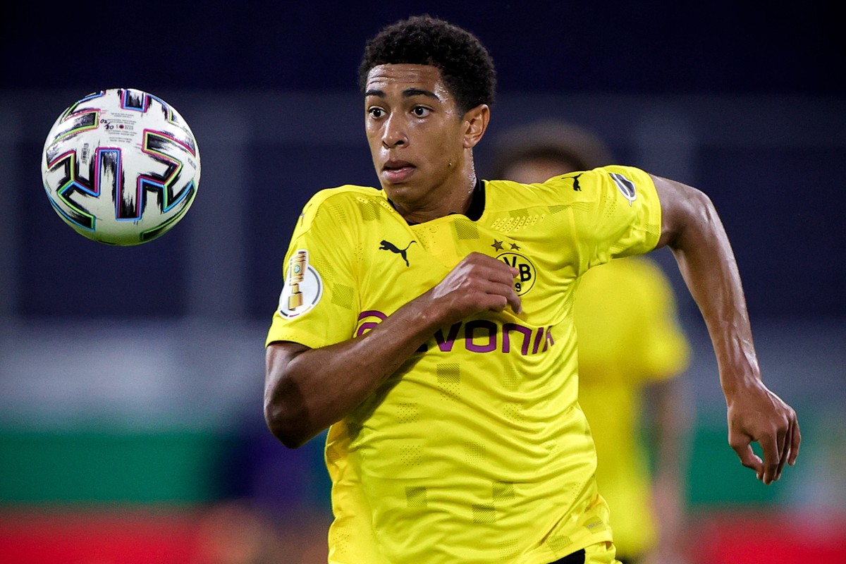 epaselect epa08669150 Dortmund's Jude Bellingham in action during the German DFB Cup first round soccer match between MSV Duisburg and Borussia Dortmund in Duisburg, Germany, 14 September 2020. E ...