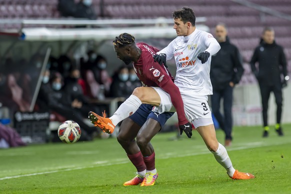 Le joueur du club zurichois, Nathan, droite, lutte pour le ballon avec le joueur du club Genevois, Grejohn Kyei, gauche, lors de la rencontre de football de Super League entre le Geneve Servette FC et ...