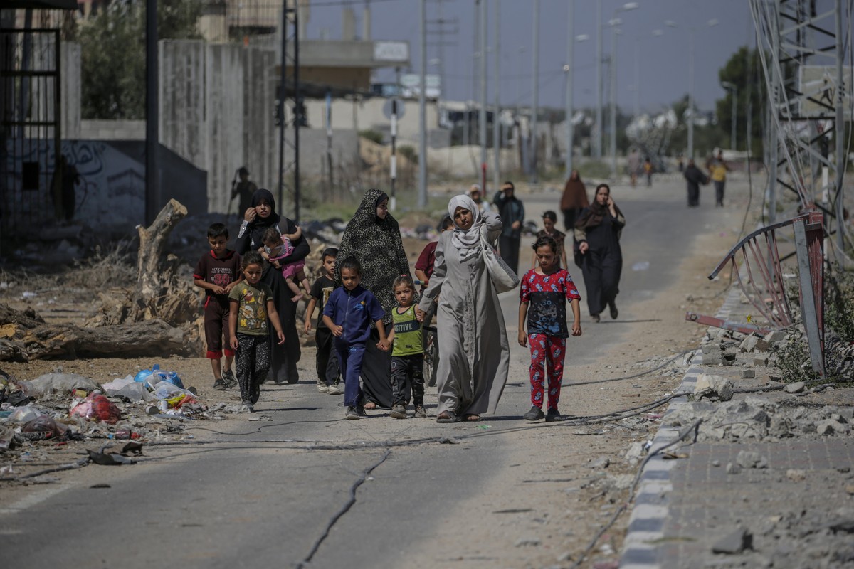 epa11473487 Palestinian families walk after crossing from Gaza City to the southern Gaza Strip during an Israeli military operation in Gaza City, on 11 July 2024. Since 07 October 2023, up to 1.7 mill ...