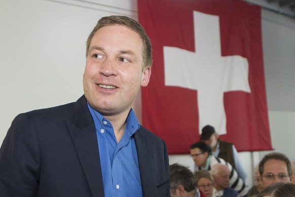 Lukas Reimann, Praesident der AUNS, vor einer Schweizer Flagge anlaesslich der ordentlichen Mitgliederversammlung der AUNS vom Samstag, 23. April 2016, in Interlaken. (KEYSTONE/Urs Flueeler)