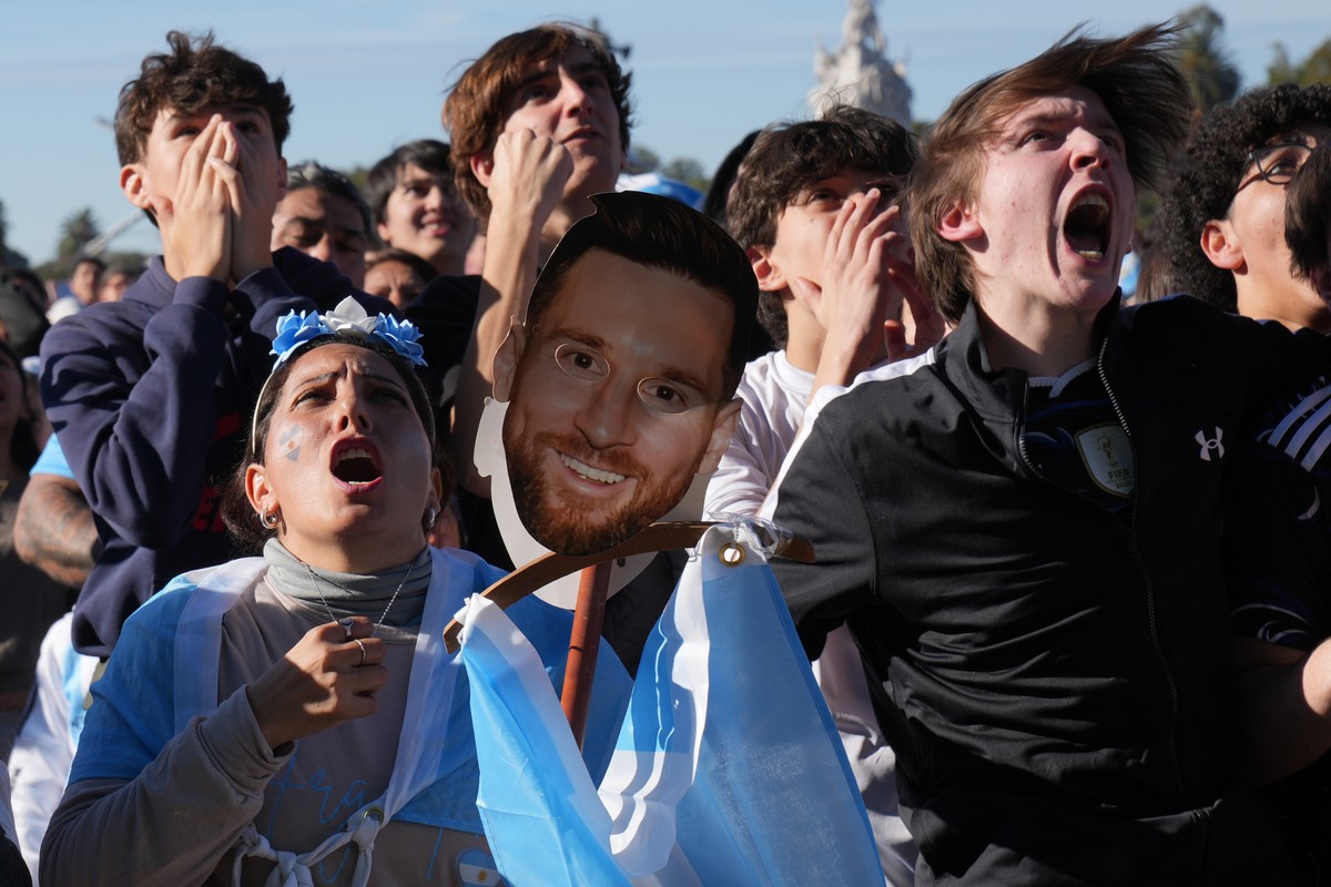 Argentina's fans watch a live broadcast of the World Cup round of 16 soccer match between Argentina and Egypt in Buenos Aires, Argentina, Tuesday, July 7, 2026. (AP Photo/Rodrigo Abd)
Argentina W ...